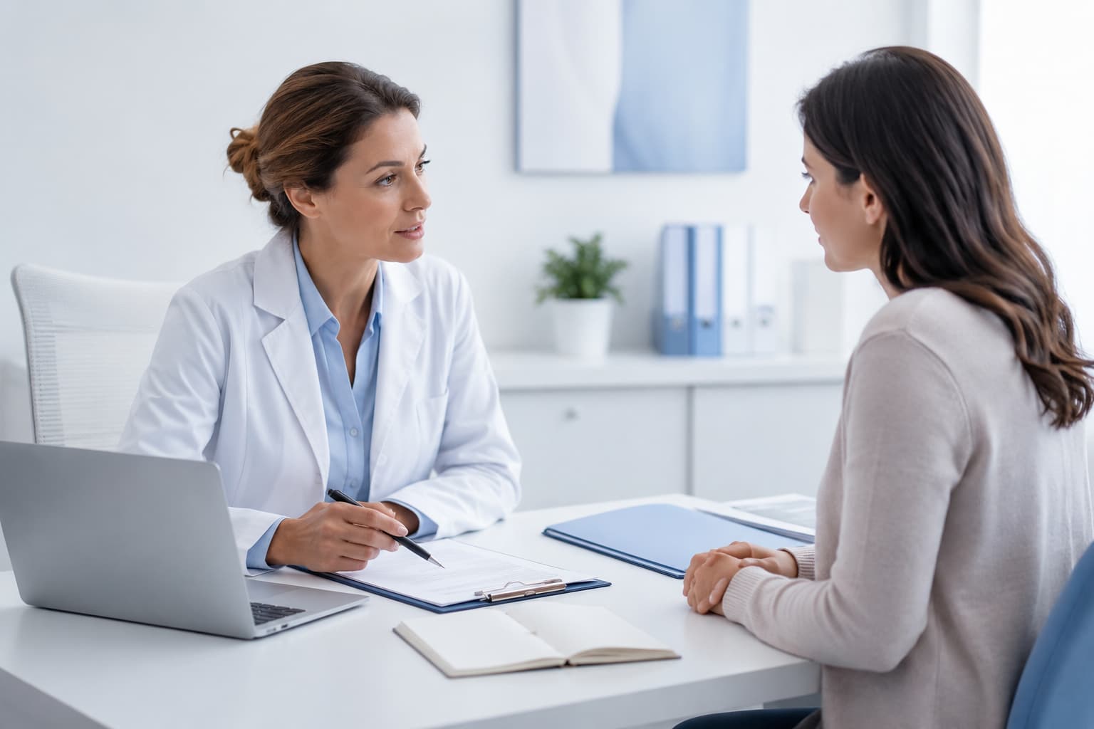 Patientenverständlich schreiben für medizinische Websites in einer ruhigen Beratungsszene