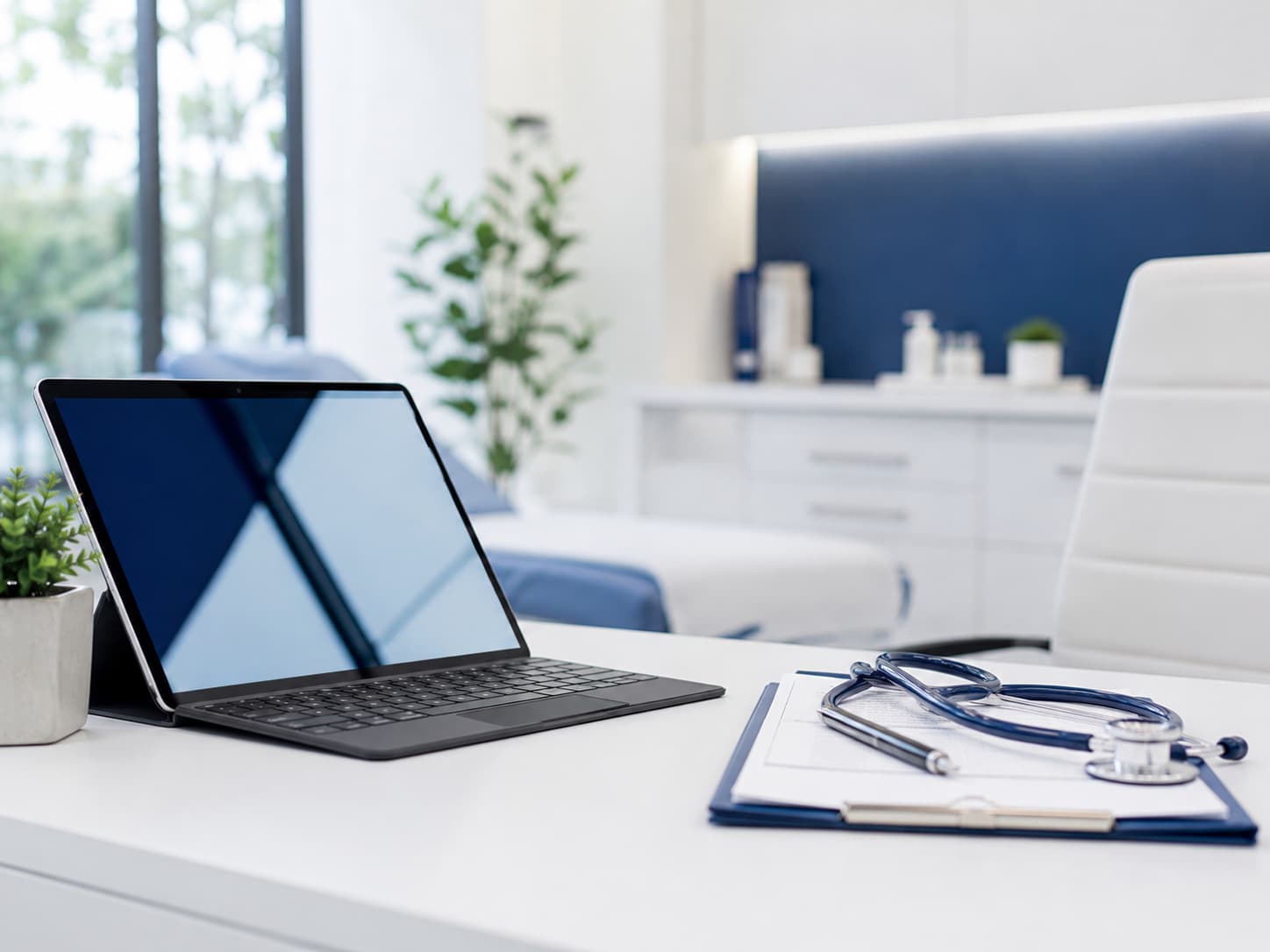 Moderne Arztpraxis mit digitalem Arbeitsplatz für professionelles Webdesign